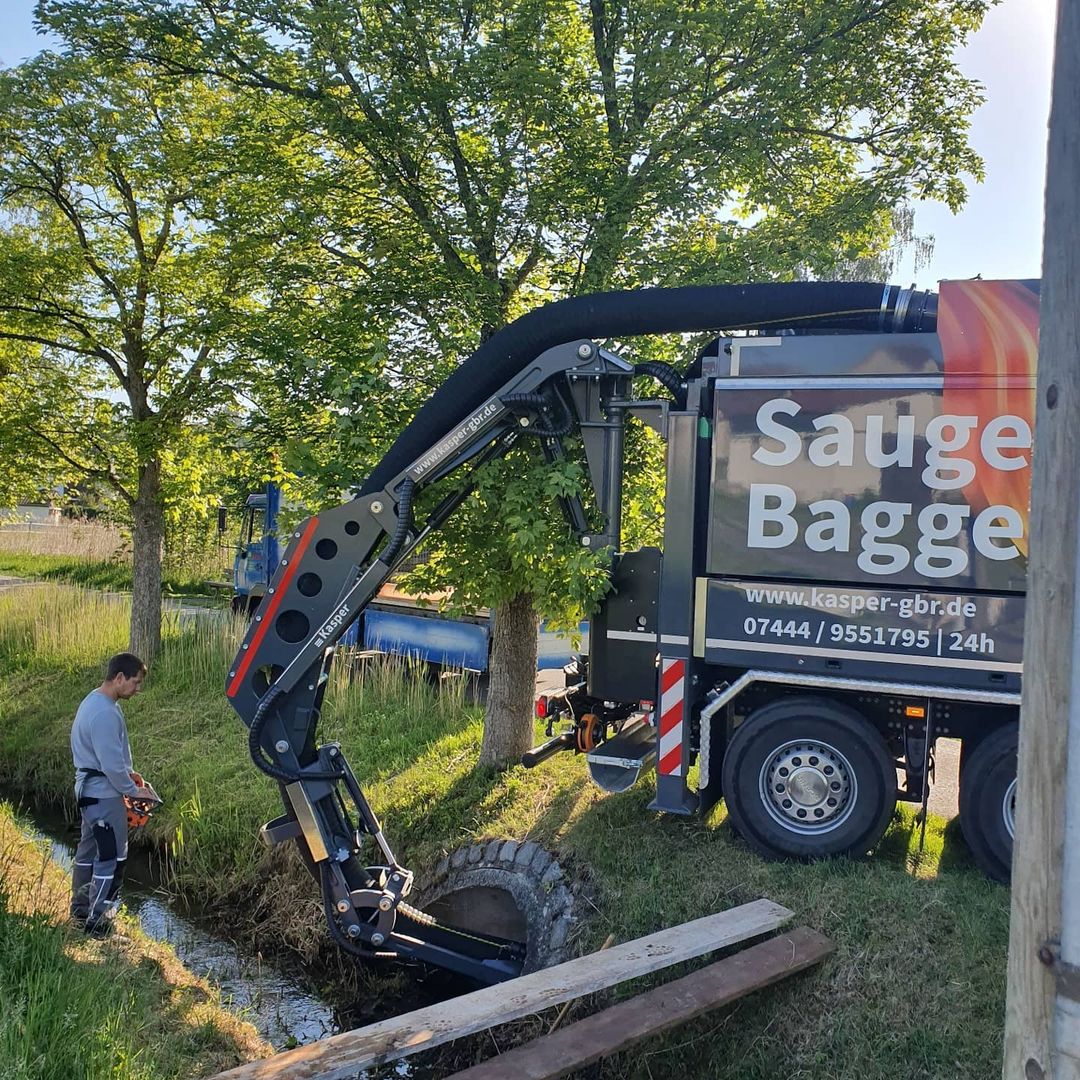 Kasper-Saugbagger-Ablagerungen-aus-Betonrohr-saugen