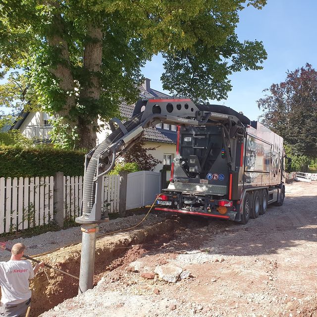 Kasper-Saugbagger-Leitungsgraben-freilegen
